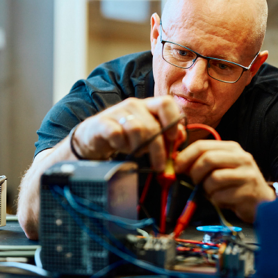Maschinenbau Service Mitarbeiter Thomas Hilbert Maschinenbau und Elektro Service Mitarbeiter Thomas Hilbert bei der Arbeit.