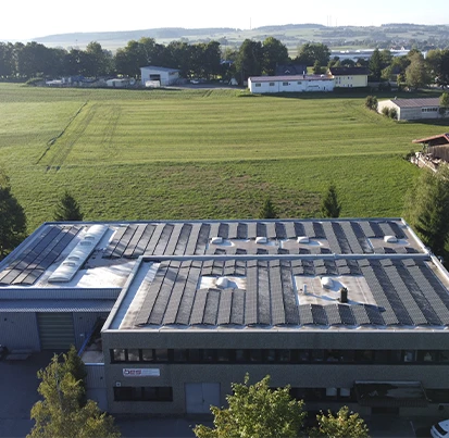 Neue Photovoltaik-Anlage auf dem Dach der Firma bes-Funkenerosion